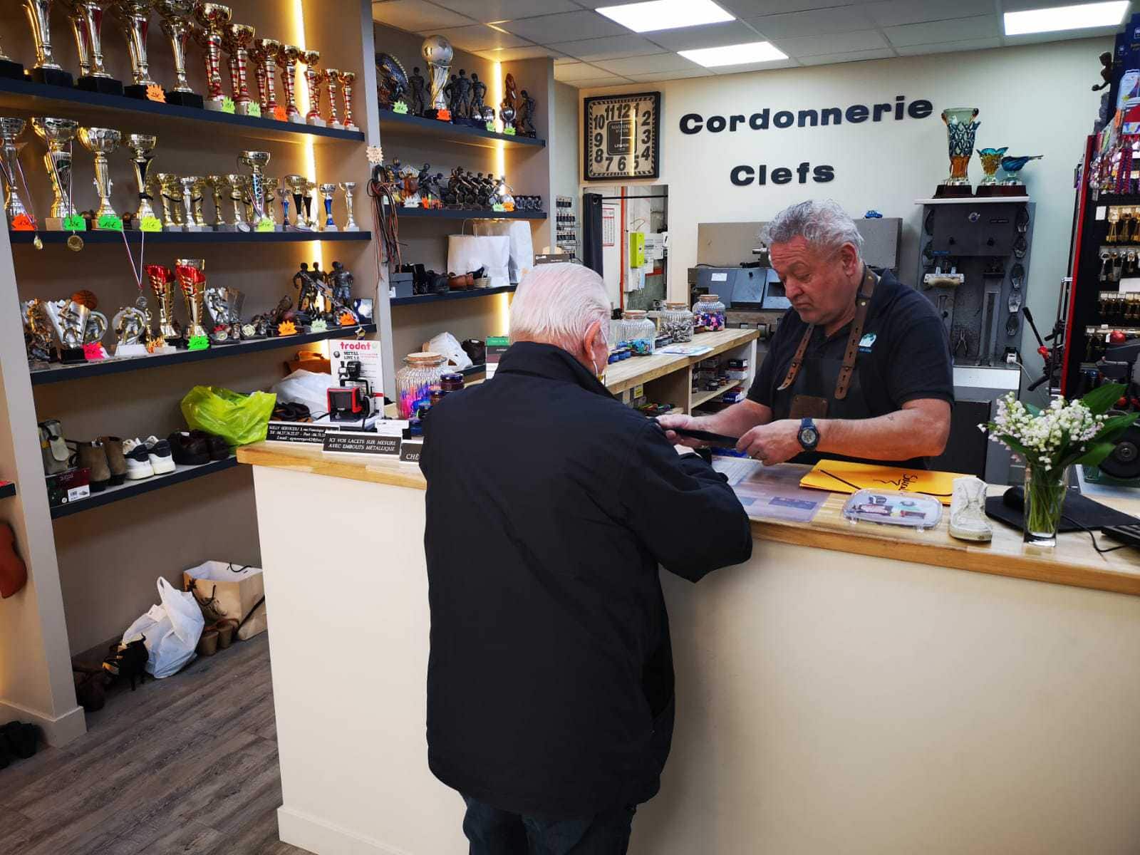 Dominique Royer dans son atelier de cordonnerie à Roanne
